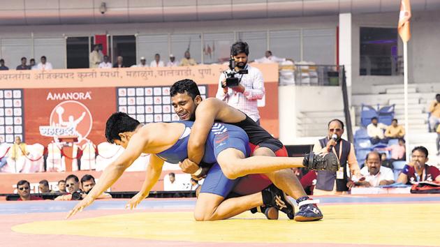 Ramchandra Kamble, Solapur (red) during the 79kg weight category finals against Ravindra Khaire at Shiv Chhatrapati Sports Complex in Balewadi, in Pune, India, on Saturday, January,04, 2020. (HT PHOTO) Ramchandra Kamble, Solapur (red) during the 79kg weight category finals against Ravindra Khaire at Shiv Chhatrapati Sports Complex in Balewadi, in Pune, India, on Saturday, January,04, 2020. (HT PHOTO)
