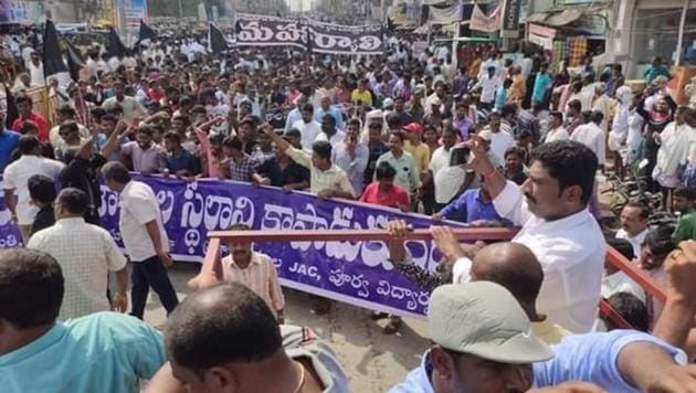 Road blockade by agitating farmers. (Sourced photo) Road blockade by agitating farmers. (Sourced photo)