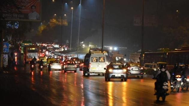 The national capital received light rain in some areas on Monday evening.(SONU MEHTA/HT PHOTO.)