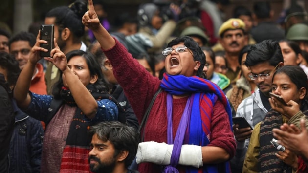JNU students; union members shout slogans at the gate of the university during a protest against the Sunday night’s attack. ((Vipin Kumar/HT Photo)) JNU students; union members shout slogans at the gate of the university during a protest against the Sunday night’s attack. ((Vipin Kumar/HT Photo))