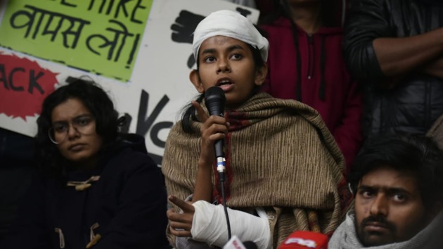 JNUSU President Aishe Ghosh addresses the media on Monday.(VIPIN KUMAR/ HT PHOTO.)