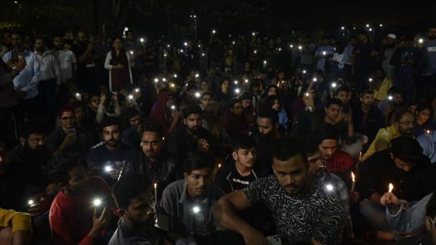 JNU students protest outside the Delhi Police Headquarters after Sunday violence. AMU students also held a candle light march in their support.(HT Photo) JNU students protest outside the Delhi Police Headquarters after Sunday violence. AMU students also held a candle light march in their support.(HT Photo)