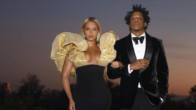 Beyonce or Queen Bey as we all call her entered the Golden Globe ceremony a little late alongside husband Jay-Z. While Jay-Z wore a tux, Beyonce stunned in a plunging black gown with enormous metallic gold puffy sleeves. She styled her blonde hair sleekly and wore huge danglers in her ears. She may not have won a Globe, but she’s Beyonce, so she still wins (instagram) Beyonce or Queen Bey as we all call her entered the Golden Globe ceremony a little late alongside husband Jay-Z. While Jay-Z wore a tux, Beyonce stunned in a plunging black gown with enormous metallic gold puffy sleeves. She styled her blonde hair sleekly and wore huge danglers in her ears. She may not have won a Globe, but she’s Beyonce, so she still wins (instagram)