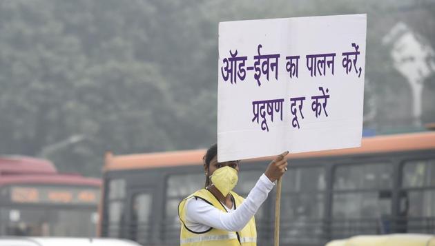 A civil defence personnel holds a placard to encourage residents to follow the odd-even scheme, at ITO crossing, in New Delhi. (HT PHOTO) A civil defence personnel holds a placard to encourage residents to follow the odd-even scheme, at ITO crossing, in New Delhi. (HT PHOTO)