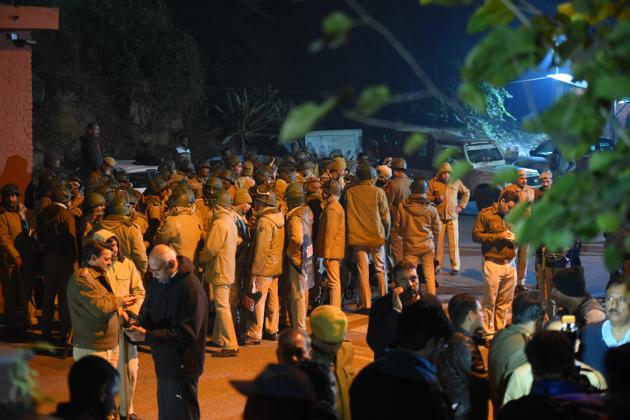 Police personnel deployed outside JNU campus. Police—who entered the campus a little after 9pm, almost three hours after violence first erupted—said a fight broke out between two student groups who “vandalised hostels and indulged in violence”. Police said it entered campus after getting a request and permission from the JNU administration. (Amal KS/HT Photo) Police personnel deployed outside JNU campus. Police—who entered the campus a little after 9pm, almost three hours after violence first erupted—said a fight broke out between two student groups who “vandalised hostels and indulged in violence”. Police said it entered campus after getting a request and permission from the JNU administration. (Amal KS/HT Photo)