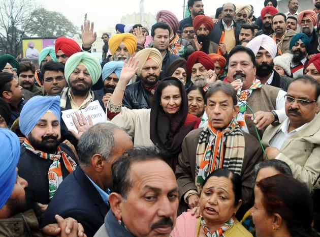 Patiala MP Preneet Kaur and Congress workers protesting against the Pak government over the Nankana Sahib row in Patiala on Monday.(BHARAT BHUSHAN/HT)