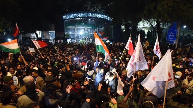 At Delhi Police Headquarters, 500 Protesters Allege ‘inaction’ Over JNU ...