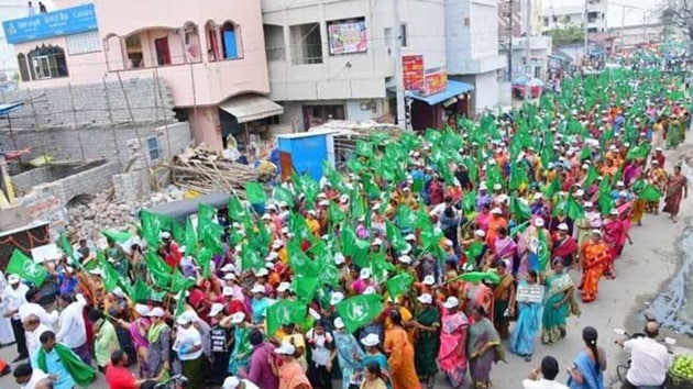 Raising slogans such as “Jai Amaravati- Jai Jai Amaravati,” and “Save Amaravati, Save Andhra Pradesh,” the padayatra passed through Rayapudi, Modugulanka Palem, Velagapudi and Malkapuram, before culminating at Mandadam.(HT Photo)