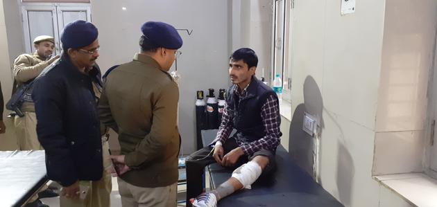 SP Mainpuri Ajay Kumar interrogating undertrial Manish Kumar at Mainpuri district hospital on Monday.(HT File)