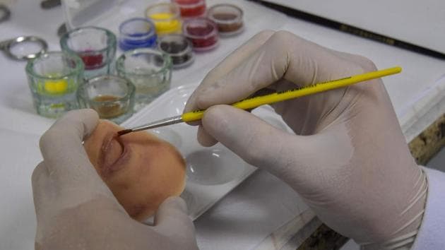 Doctor Salazar works on a prosthesis for Vicentin. As 3D printing developed in recent years, Luciano Dib—one of Salazar’s supervisors and a co-researcher—got the idea to use the technique for prosthesis models. “I saw people at the mall do 3D printing, so I thought, ‘Why can’t we use that for prostheses?’” he told AFP. (Nelson Almeida/AFP) Doctor Salazar works on a prosthesis for Vicentin. As 3D printing developed in recent years, Luciano Dib—one of Salazar’s supervisors and a co-researcher—got the idea to use the technique for prosthesis models. “I saw people at the mall do 3D printing, so I thought, ‘Why can’t we use that for prostheses?’” he told AFP. (Nelson Almeida/AFP)