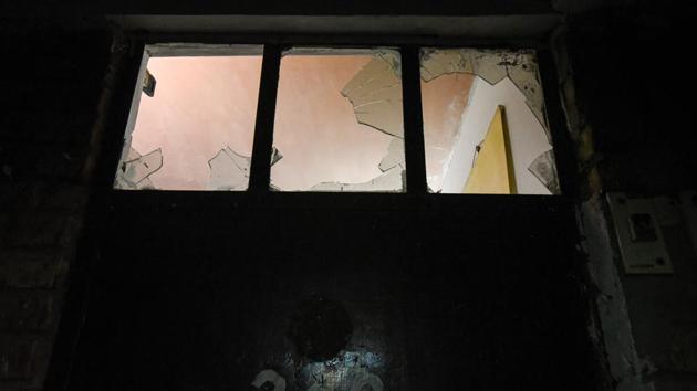 Several students said the street lights both inside and outside the JNU campus were switched off at around 6:30pm on Sunday, Jan 5, 2020.(Amal KS / HT Photo)