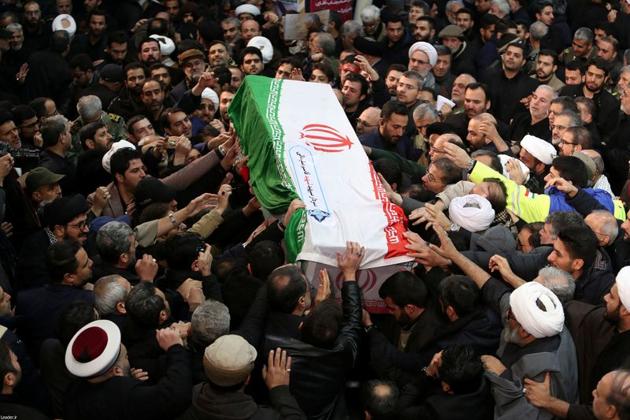 Iranian people carry coffin of Iranian Major-General Qassem Soleimani, head of the elite Quds Force, who was killed in an air strike at Baghdad airport, during a funeral procession in Tehran, Iran.(REUTERS)