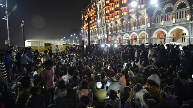 People during the candlelight vigil. By 1 am, approximately 200 people had gathered at Gateway, including a group of students from Tata Institute of Social Sciences (TISS) and a few celebrities such as actor-director Konkona Sen Sharma and former JNU student leader Umar Khalid. (Anshuman Poyrekar / HT Photo) People during the candlelight vigil. By 1 am, approximately 200 people had gathered at Gateway, including a group of students from Tata Institute of Social Sciences (TISS) and a few celebrities such as actor-director Konkona Sen Sharma and former JNU student leader Umar Khalid. (Anshuman Poyrekar / HT Photo)