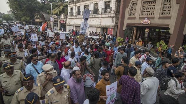 Protesters participate in a rally against the attacks at JNU students and teachers from Hutatma chowk to Gateway of India in Mumbai, India, on Monday, January 6, 2020.(Pratik Chorge/HT Photo) Protesters participate in a rally against the attacks at JNU students and teachers from Hutatma chowk to Gateway of India in Mumbai, India, on Monday, January 6, 2020.(Pratik Chorge/HT Photo)