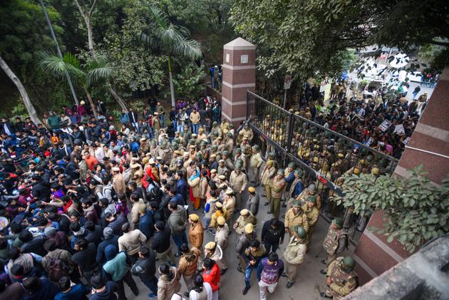 Students stage a protest at main Gate of JNU over Sunday's violence. (Amal KS / Hindustan Times) Students stage a protest at main Gate of JNU over Sunday's violence. (Amal KS / Hindustan Times)