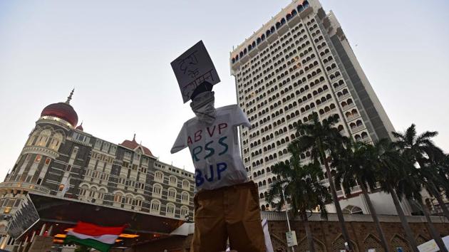 An effigy is seen during the protest on Monday. By 4.30pm, Mumbai Police had removed barricades and opened the gates, allowing protesters to spill onto the tourist compound. The protesters’ demands included an independent and immediate inquiry into the attack in JNU, strict action against those found guilty and resignations of JNU vice-chancellor M Jagadesh Kumar and Union home minister Amit Shah. (Vijayanand Gupta / HT Photo) An effigy is seen during the protest on Monday. By 4.30pm, Mumbai Police had removed barricades and opened the gates, allowing protesters to spill onto the tourist compound. The protesters’ demands included an independent and immediate inquiry into the attack in JNU, strict action against those found guilty and resignations of JNU vice-chancellor M Jagadesh Kumar and Union home minister Amit Shah. (Vijayanand Gupta / HT Photo)