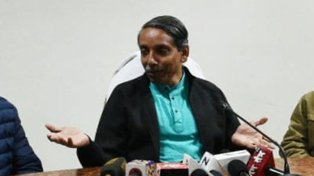 JNU VC Mamidala Jagdish Kumar addressing media personnel at his office at JNU campus on Jan 7, 2010. (Photo Vipin Kumar/HT)