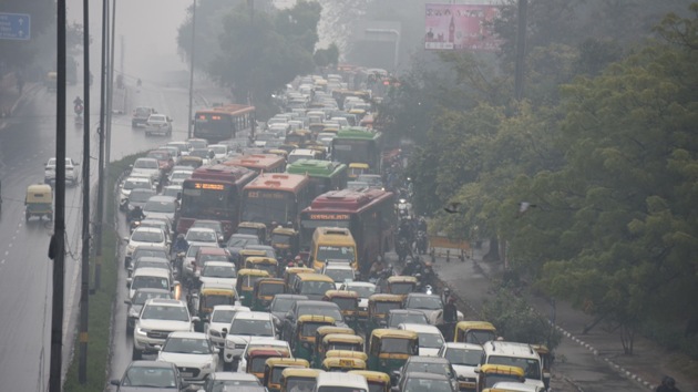 There were traffic jams in many parts of Delhi on Wednesday morning after the city and adjoining areas experienced rainfall.(Sonu Mehta / HT Photo)