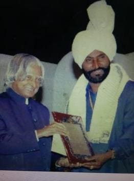 Punjabi folk singer Idu Sharif receiving the Sangeet Natak Akademi award from then president Abdul Kalam in New Delhi in 2006.(HT file photo)