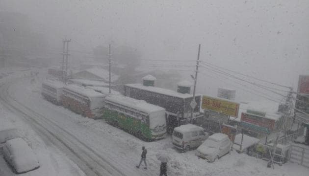 A snow-covered street in the Dhali area of Shimla on Wednesday morning after overnight snowfall.(Deepak Sansta/HT)