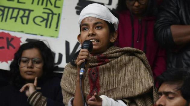 JNUSU President Aisi Ghosh addresses media personnel at JNU campus during a protest against the Sunday’s attack on attack.(Vipin Kumar/HT photo)