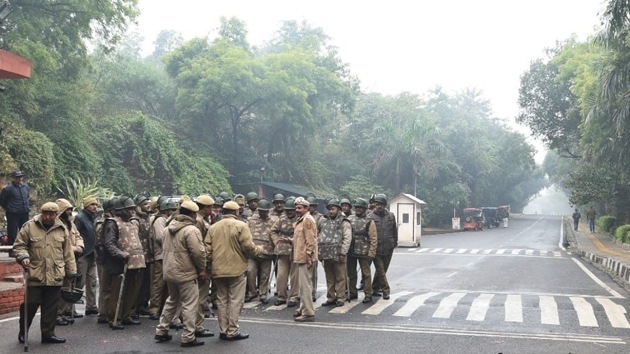 A contingent of Delhi Police was deployed at the main gate of JNU campus on Wednesday.(Vipin Kumar/HT Photo)