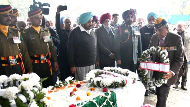 Former army chief General Nirmal Chander Vij paying tributes to Lt Gen Prem Nath Hoon (retd) at the cremation ground in Sector 25, Chandigarh, on Tuesday. Former army chief General Nirmal Chander Vij paying tributes to Lt Gen Prem Nath Hoon (retd) at the cremation ground in Sector 25, Chandigarh, on Tuesday.