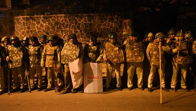 Police personnel were seen outside the main gate of JNU campus after the students were attacked by masked goons, in New Delhi, on January 6, 2020. (HT Photo) Police personnel were seen outside the main gate of JNU campus after the students were attacked by masked goons, in New Delhi, on January 6, 2020. (HT Photo)