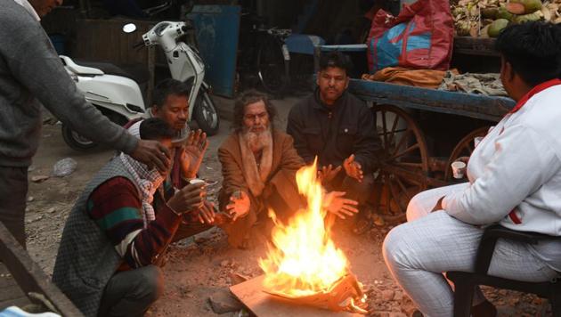 Men huddle near a bonfire in the morning at Patparganj in New Delhi, India, on Monday, January 6, 2020. (Sushil Kumar/HT PHOTO) Men huddle near a bonfire in the morning at Patparganj in New Delhi, India, on Monday, January 6, 2020. (Sushil Kumar/HT PHOTO)
