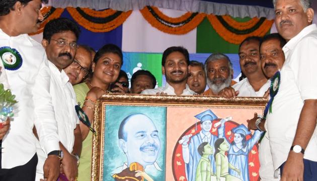 Andhra Pradesh Chief Minister Jagan Mohan Reddy launching the ‘Amma Vodi’ scheme on Thursday.(HT Photo)