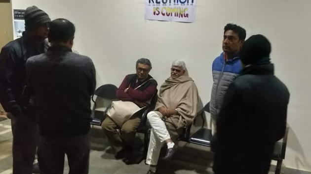 BJP MP SwapanDasgupta (left), along with Visva Bharati vice-chancellor, was locked inside a room of the varsity where he had been invited to speak on Citizenship Amendment Act, Jan 8, 2020.(Photo Credit: Swapan Dasgupta / Twitter) BJP MP SwapanDasgupta (left), along with Visva Bharati vice-chancellor, was locked inside a room of the varsity where he had been invited to speak on Citizenship Amendment Act, Jan 8, 2020.(Photo Credit: Swapan Dasgupta / Twitter)