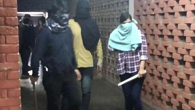 Masked miscreants armed with sticks roaming around campus, at JNU, in New Delhi on January 5.(PTI Photo)