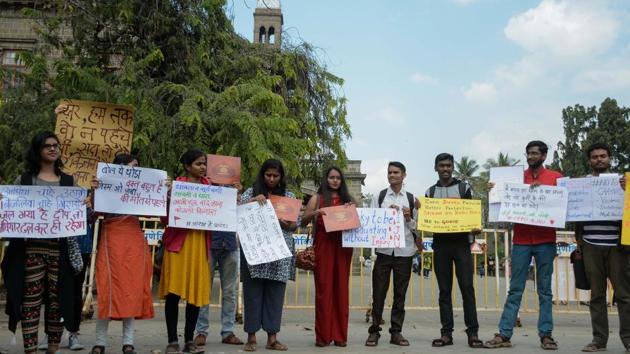Various students organisations began their protests near the main building of Savitribai Phule Pune University (SPPU) even as hundreds of students came to collect their degree certificates.(Milind Saurkar/HT Photo)