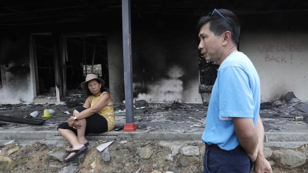 Justin Kam (R), and Helena Wong survey their destroyed home at Balmoral, Australia, with a message to themselves written in chalk on the wall promising “We'll be back”. With flames climbing as high as a 15-storey building and menacing his supposedly fireproof home on three sides, Justin Kam ran to the laundry room and opened the door. Inside was fire.That’s not supposed to happen, he thought. (Rick Rycroft / AP) Justin Kam (R), and Helena Wong survey their destroyed home at Balmoral, Australia, with a message to themselves written in chalk on the wall promising “We'll be back”. With flames climbing as high as a 15-storey building and menacing his supposedly fireproof home on three sides, Justin Kam ran to the laundry room and opened the door. Inside was fire.That’s not supposed to happen, he thought. (Rick Rycroft / AP)