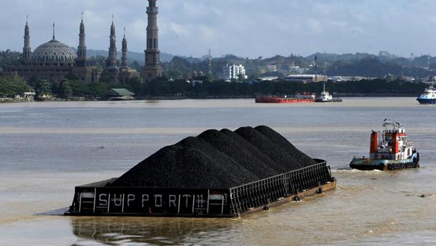A tug boat pulls a coal barge along the Mahakam River in Samarinda, East Kalimantan province, Indonesia. (REUTERS) A tug boat pulls a coal barge along the Mahakam River in Samarinda, East Kalimantan province, Indonesia. (REUTERS)