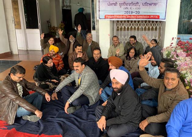 Members of Punjabi University Teachers’ Association protesting against the varsity management in front of the V-C office in Patiala Thursday. (HT PHOTO) Members of Punjabi University Teachers’ Association protesting against the varsity management in front of the V-C office in Patiala Thursday. (HT PHOTO)