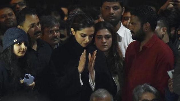 Deepika Padukone is seen at a gathering at JNU in solidarity with the students against Sunday’s violence, in New Delhi, India, on Tuesday, January 07, 2020. (Vipin Kumar/HT Photo) Deepika Padukone is seen at a gathering at JNU in solidarity with the students against Sunday’s violence, in New Delhi, India, on Tuesday, January 07, 2020. (Vipin Kumar/HT Photo)