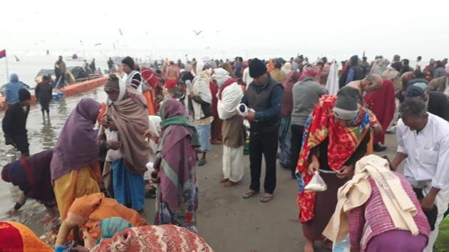 As per rough estimates around 10 lakh devotees, including over 1 lakh kalpwasis, had already arrived in the mela area till Thursday evening despite the extreme chill.(HT Photos)