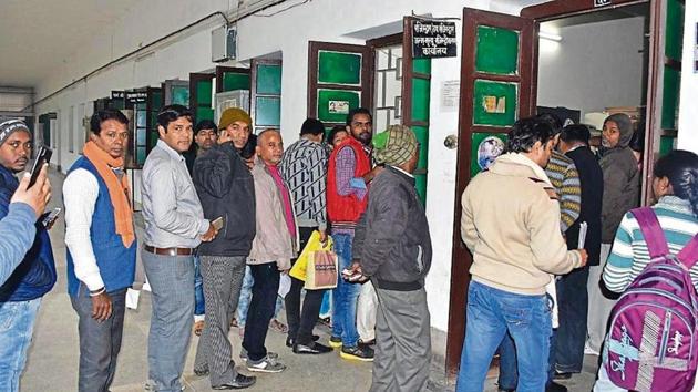 People queuing up at Varanasi Nagar Nigam to get birth certificates. (Madan Mehrotra/HT photos) People queuing up at Varanasi Nagar Nigam to get birth certificates. (Madan Mehrotra/HT photos)