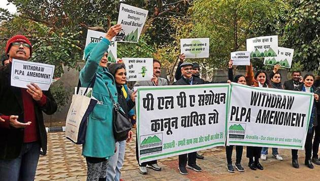 A group of residents, activists and environmentalists held a silent protest outside John Hall, where the CM was holding a public grievance redressal meeting on January 9, 2020. (HT Photo) A group of residents, activists and environmentalists held a silent protest outside John Hall, where the CM was holding a public grievance redressal meeting on January 9, 2020. (HT Photo)