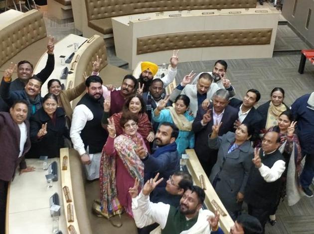 WINNING SMILES: BJP’s Raj Bala Malik with Chandigarh MP Kirron Kher and party members showing the victory sign after she was elected Chandigarh’s mayor on Friday. Malik defeated Gurbax Rawat of the Congress by 17 votes.(HT Photo)