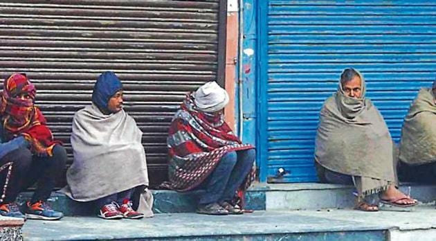 The trend of consistent low temperatures in Delhi and neighbouring areas is in contrast with the all-India trend in temperature, where both maximum and minimum temperatures in winter months have been increasing since the 2000s.(HT Photo)