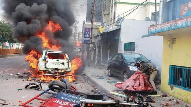 Vehicles set on fire next to a police post after demonstrations against the Citizenship (Amendment) Act, or CAA, and a proposed all-India National Register of Citizens (NRC) turned violent in Lucknow, Uttar Pradesh, on December 19, 2019.(HT File Photo)