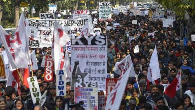 Students from Jawaharlal Nehru University (JNU) hold placards and raise slogans during a protest march from Mandi House to HRD Ministry, demanding the removal of their vice-chancellor, in New Delhi on Thursday.(Burhaan Kinu/HT PHOTO)