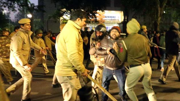 Delhi Police personnel detain JNU students during a protest against campus violence on Sunday, outside Shastri Bhawan in New Delhi on Thursday. (HT Photo) Delhi Police personnel detain JNU students during a protest against campus violence on Sunday, outside Shastri Bhawan in New Delhi on Thursday. (HT Photo)
