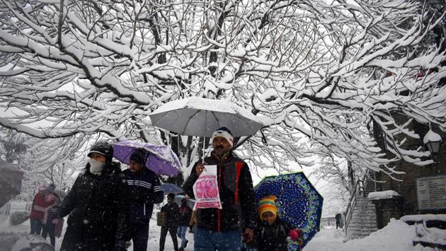 People at the Ridge in Shimla, Himachal Pradesh on Wednesday, when the season’s heaviest spell of snow so far was recorded. Five national highways and more than 900 other roads in the state remained blocked on Thursday with the administration pressing men and machinery into service to restore essential services. (Deepak Sansta/HT Photo) People at the Ridge in Shimla, Himachal Pradesh on Wednesday, when the season’s heaviest spell of snow so far was recorded. Five national highways and more than 900 other roads in the state remained blocked on Thursday with the administration pressing men and machinery into service to restore essential services. (Deepak Sansta/HT Photo)