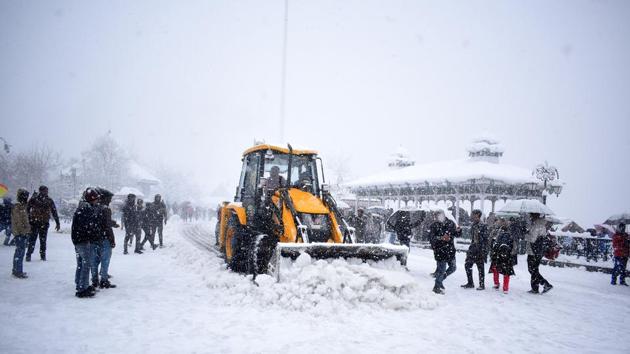 More than 150 roads were initially blocked in Shimla district, which experienced 27.2 cm of snowfall. Many areas are still facing disrupted power and drinking water supply. Shimla deputy commissioner (DC) Amit Kashyap said, “All roads in Shimla town have been cleared and are now open for traffic.” He said five JCB machines and six robots were clearing municipal corporation roads in the town. (Deepak Sansta/HT Photo) More than 150 roads were initially blocked in Shimla district, which experienced 27.2 cm of snowfall. Many areas are still facing disrupted power and drinking water supply. Shimla deputy commissioner (DC) Amit Kashyap said, “All roads in Shimla town have been cleared and are now open for traffic.” He said five JCB machines and six robots were clearing municipal corporation roads in the town. (Deepak Sansta/HT Photo)