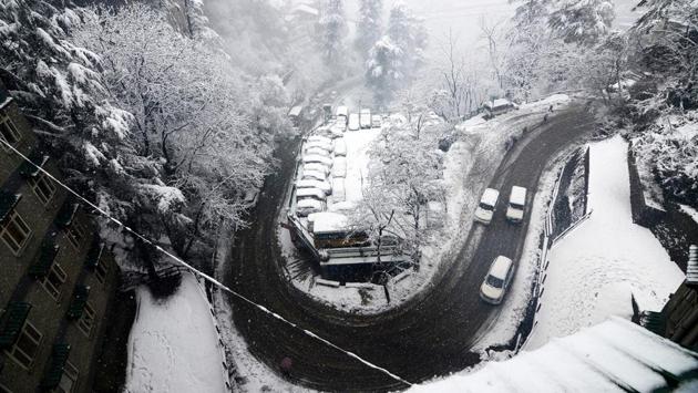 Traffic moves cautiously on a slippery road after heavy snowfall. Shimla Police on Thursday evening put out a Facebook post alerting tourists not to travel towards Kufri and Mashobra as the roads were still snow-bound. Shimla Met Centre recorded the lowest temperature on Thursday in Lahaul-Spiti district’s administrative centre Keylong at minus 17.6 degrees Celsius. (Deepak Sansta/HT Photo) Traffic moves cautiously on a slippery road after heavy snowfall. Shimla Police on Thursday evening put out a Facebook post alerting tourists not to travel towards Kufri and Mashobra as the roads were still snow-bound. Shimla Met Centre recorded the lowest temperature on Thursday in Lahaul-Spiti district’s administrative centre Keylong at minus 17.6 degrees Celsius. (Deepak Sansta/HT Photo)