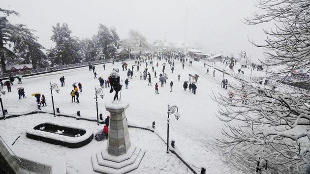Tourists at the Ridge in Shimla. More than 800 electricity transformers have also malfunctioned, affecting power supply in remote and far-flung areas. One person died of cold in the state capital on Thursday, police said. (Deepak Sansta/HT Photo) Tourists at the Ridge in Shimla. More than 800 electricity transformers have also malfunctioned, affecting power supply in remote and far-flung areas. One person died of cold in the state capital on Thursday, police said. (Deepak Sansta/HT Photo)