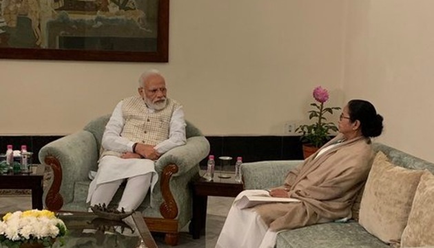 Prime Minister Narendra Modi meets West Bengal Chief Minister Mamata Banerjee at Raj Bhawan(PMO Twitter)